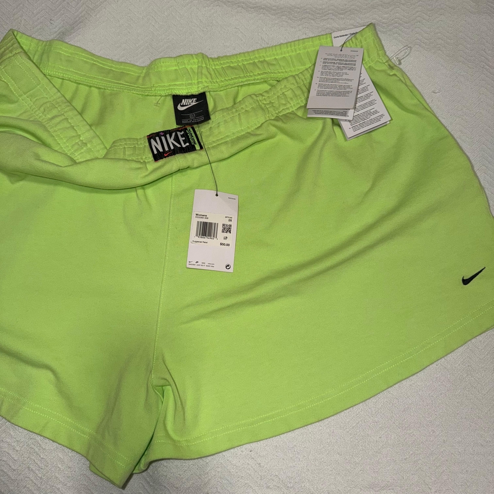 NWT Nike Just Do It Women’s Plus Size Shorts Size 2X standard Fit Green .